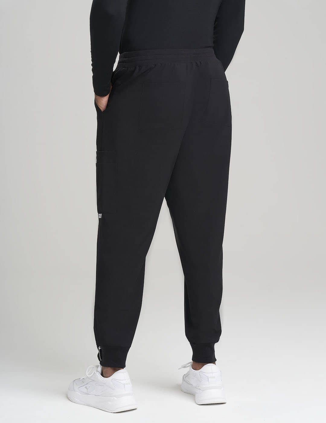 Men&#39;s 10-pocket jogger scrub pants in black, designed for comfort and maximum storage