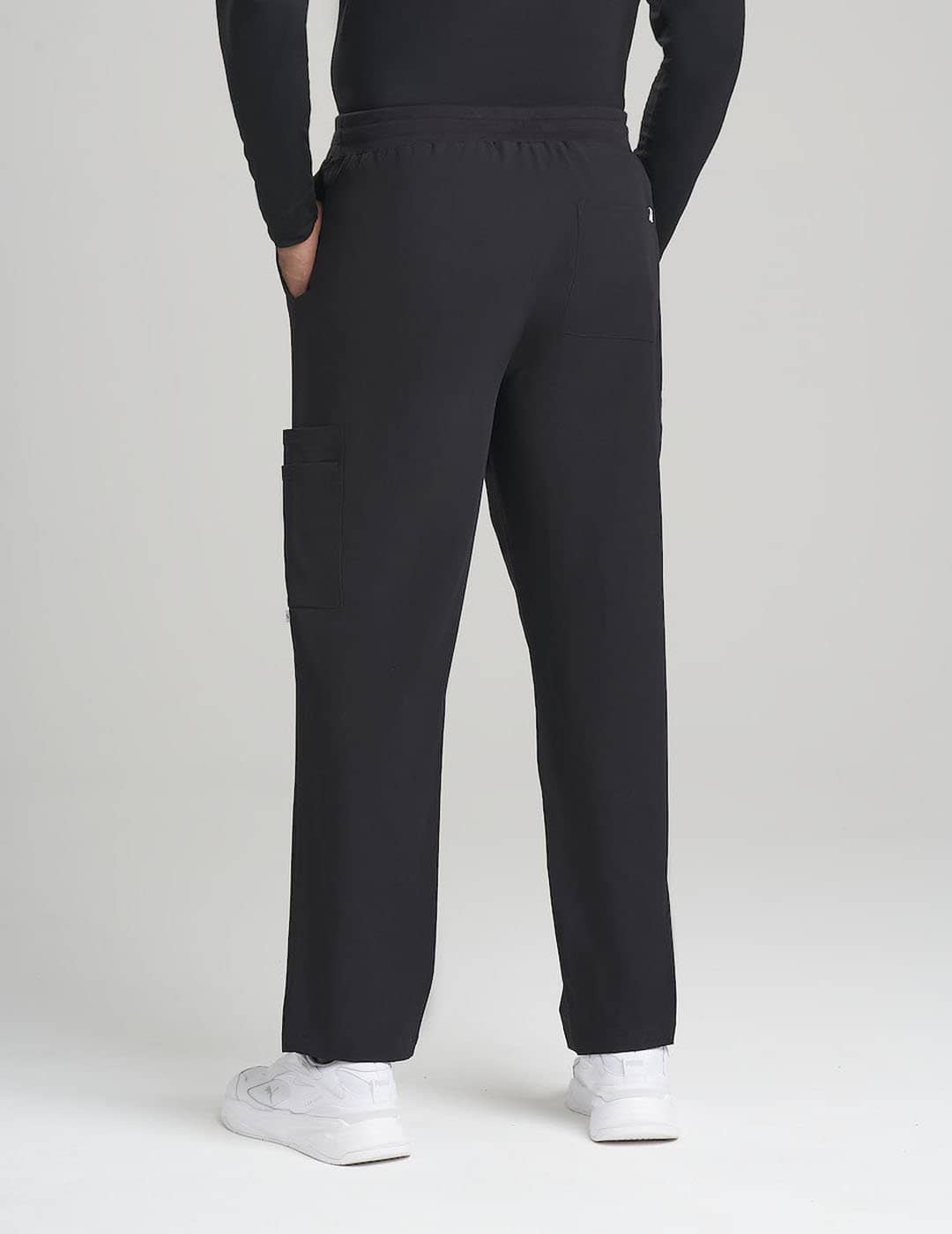 Men&#39;s 7-pocket scrub pants in black, designed for comfort and practicality
