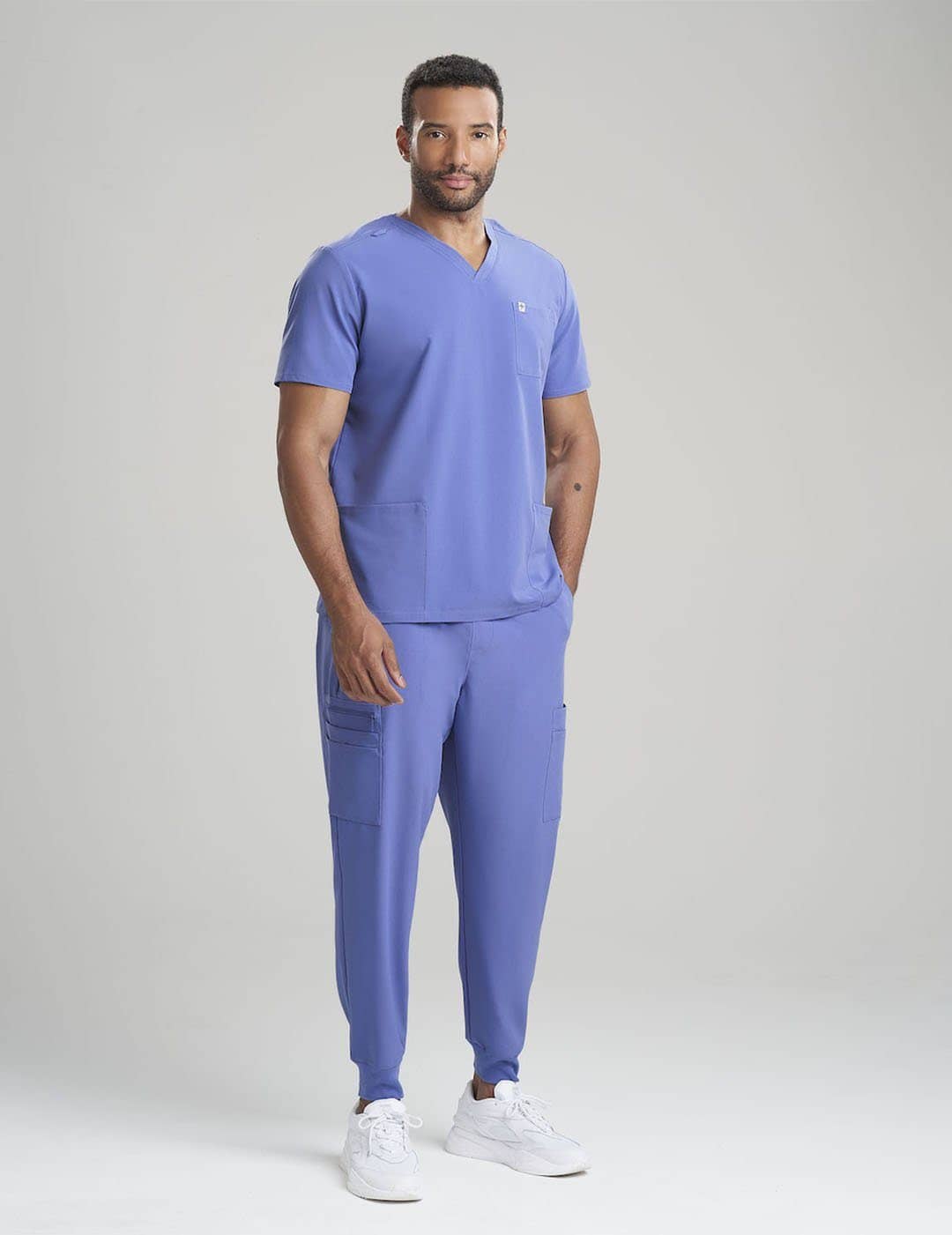 Men&#39;s scrub top in ceil blue, featuring a modern V-neck design and three functional pockets