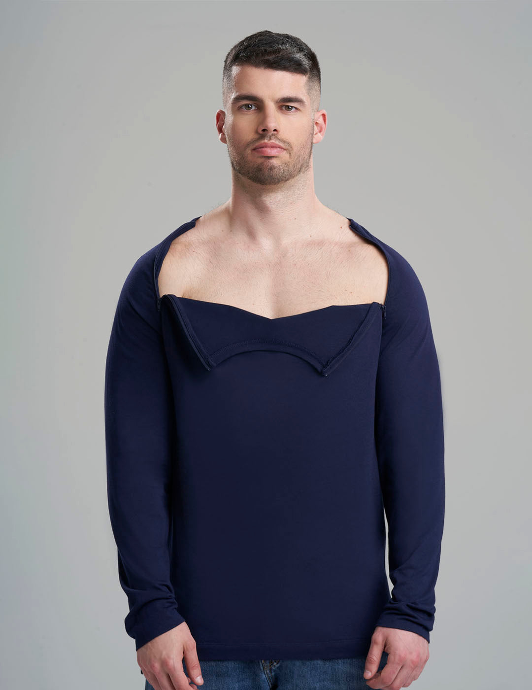 Functional navy shirt for men, featuring discreet chest port access and a classic look