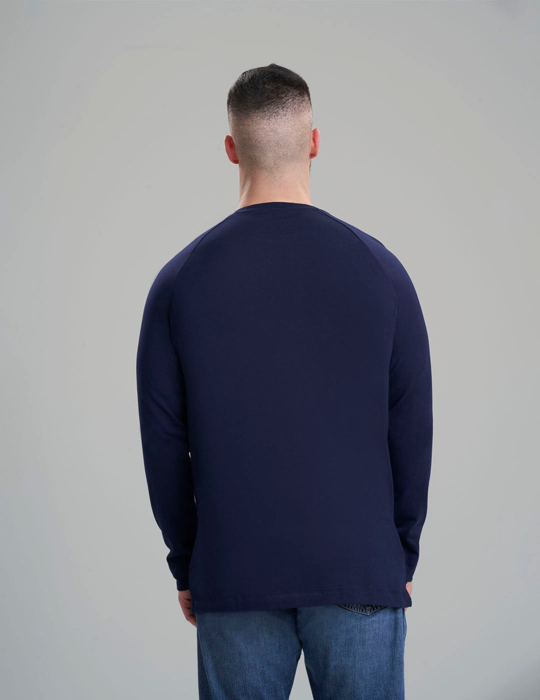 Men&#39;s chest port access shirt in navy, combining comfort and practicality for everyday wear