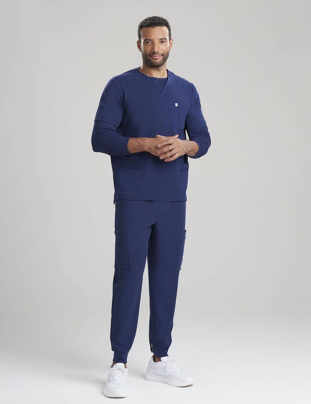 Stylish and versatile men’s scrub pants in navy, combining seven pockets with a modern fit