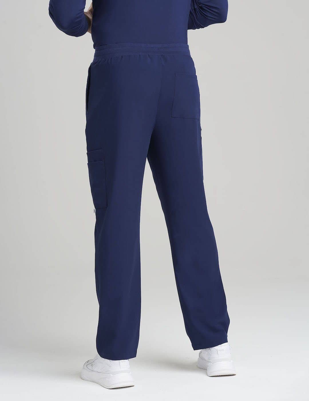 Men&#39;s 7-pocket scrub pants in navy, combining style, comfort, and functionality